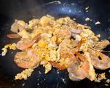 รูปขั้นตอนการทำที่ 3 ของ รวมมิตรผัดไข่กุ้งสด