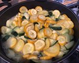 Une image de l'étape 2 de Courgettes bicolores à l ail et épices méditerranéennes.