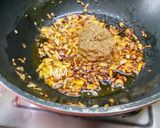 A picture of step 2 of Shrimps in red gravy.