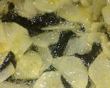 Foto del paso 7 de la receta: Alitas de pollo rebozadas con harina, con papas fritas finas