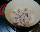 รูปขั้นตอนการทำที่ 2 ของ หมูสามชั้นตุ๋นน้ำแดง