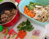 Foto langkah ke 1 dari resep Sup Jamur Ayam Sayuran.