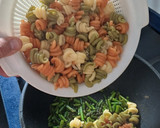 Foto del paso 4 de la receta: Trottole vegetales con espárragos trigueros y pesto rojo
