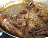 Foto del paso 3 de la receta: Cuartos traseros de pollo con salsa de cebollas y vino tinto al orégano