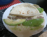 Foto del paso 3 de la receta: Burrito de hamburguesa y aguacate