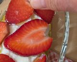 Foto del paso 3 de la receta: Copa de frutillas diferente 🍓fresas, chía, yogur de búfala, AOVE, sal en escamas y polen de abejas 🐝