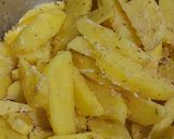 Foto langkah ke 2 dari resep Savory Cheesy Potato Wedges.