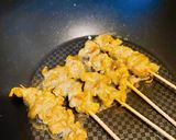 รูปขั้นตอนการทำที่ 5 ของ เรียกว่า หมูสะเต๊ะ จำเป็น และน้ำจิ้มอาจาด