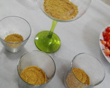 Foto del paso 7 de la receta: Vasitos de fresas con crema de queso