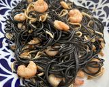 Foto del paso 8 de la receta: Espagueti al nero di sepia con gulas y gambas