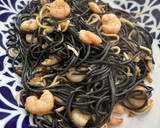 Foto del paso 8 de la receta: Espagueti al nero di sepia con gulas y gambas