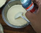 Foto langkah ke 5 dari resep Bolu Marmer 3 warna (hijau, kuning dan cokelat).