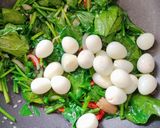 Foto langkah ke 4 dari resep Tumis Horenso Telur Puyuh.