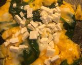 Foto del paso 3 de la receta: Desayuno de huevos con espinaca