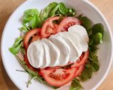 Hình bước làm 2 của món 💚 Salad Cải Rockett, Cà Chua & Phô Mai Mozzarella Tươi (Vegetarian)