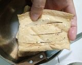Hình bước làm 2 của món Tàu hủ chiên sả ớt