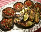 Foto del paso 17 de la receta: Champiñones rellenos de sofrito, y calabacines con aceite de ajos y pereji