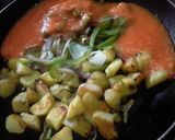 Foto del paso 3 de la receta: Papas🥔, pimiento verde y cebollas🌰en salsa🍅de tomate🍳
