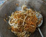 Foto langkah ke 6 dari resep Bihun goreng toge wortel.