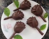 A picture of step 4 of Gulkand flavour chocolates.