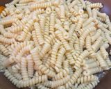 Foto del passaggio 7 della ricetta Fusilli al sugo giallo