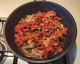 Foto del passaggio 12 della ricetta Cavatelli a tre dita al grano arso con pomodorini infornati e funghi cardoncelli