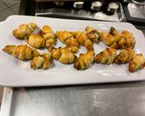 Une image de l'étape 5 de Minis croissants feuilletés au pesto de céleri et parmesan.