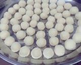 صورة لخطوة 3 من وصفة كرات جوز الهند (رافايلو)
