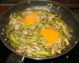 Foto del paso 3 de la receta Revuelto de setas y espárragos