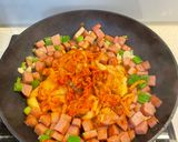 Hình bước làm 3 của món Cơm Rang Kim Chi Thịt Hộp Spam
