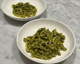 Foto del passaggio 4 della ricetta Fusilli (fatti in casa) con il pesto di basilico e nocciole 🍝🌱
