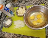 Foto del paso 1 de la receta: Omelette con cebollita y muzzarella