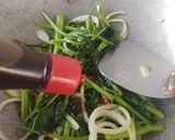 Foto langkah ke 3 dari resep Tumis Kangkung Saos Tiram.