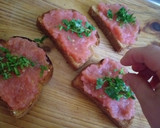 Foto del paso 3 de la receta: Desayuno típico de España tomate con ajo y perejil 🇪🇸