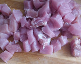 Foto del paso 1 de la receta: Lomo al ajillo con patatas y pimientos