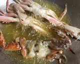Gambar langkah 2 resipi Ketam Goreng Sambal.