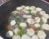 Foto langkah ke 3 dari resep Sup Sawi Oyong ala Fe.
