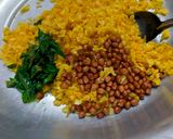 A picture of step 1 of Murmura Chivda.