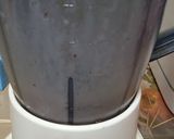 A picture of step 2 of Banana and Strawberry Shake.