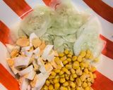 Foto del paso 2 de la receta Ensalada fresca con salsa yogur de pepinillos casera