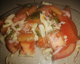 Foto del paso 3 de la receta: Ensalada de tomate, queso, ciboulette y jamón
