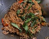 รูปขั้นตอนการทำที่ 6 ของ กะเพรามาม่า+หมูสับ