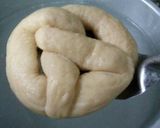 Foto langkah ke 8 dari resep Soft Pretzel.