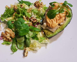 Foto del paso 4 de la receta: Aguacate relleno de pollo, salsa rosa, ensalada y carpaccio de ciruela