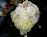 Foto del paso 2 de la receta: Pollo dorado con trocitos de salchicha parrillera