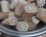 A picture of step 3 of Fried lotus roots.