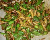 Foto langkah ke 3 dari resep Oseng Bunga Bawang Teri Asin.