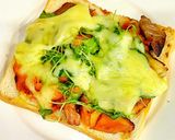 Hình bước làm 3 của món Sandwich cá hồi, rau mầm và phô mai