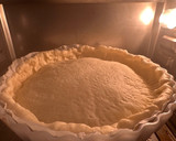 Foto del paso 2 de la receta: Quiche de bacalao con cebolla confitada y piñones
