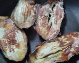 Foto del paso 1 de la receta: Sándwich de berenjena🍆con pera y queso🧀🍯🧅🍐